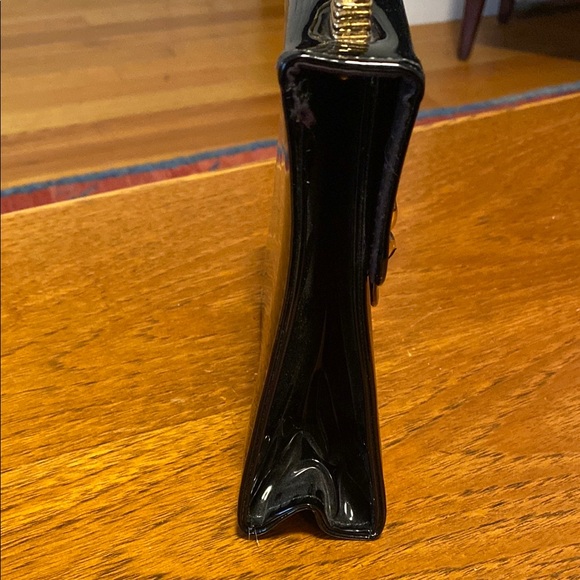 Chic Vintage Black patent leather Mini Bag with Gold Twisted Handle 1960’s - Picture 2 of 10